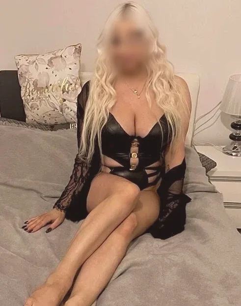 Amira, 23