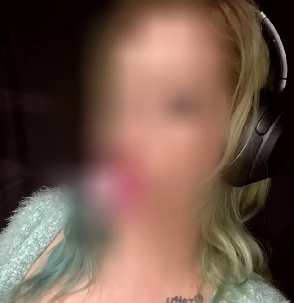 Amira, 35
