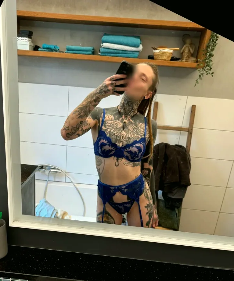 Ella, 30